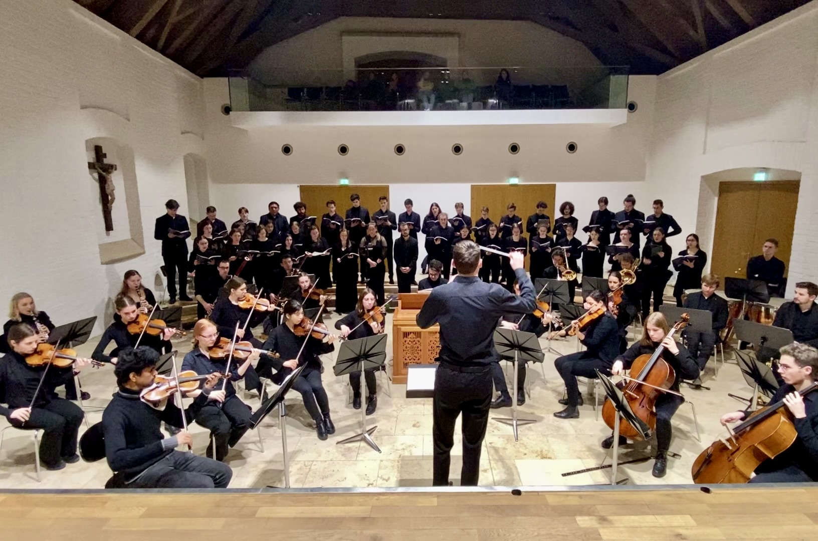 Chor und Orchester während einer gemeinsamen Aufführung