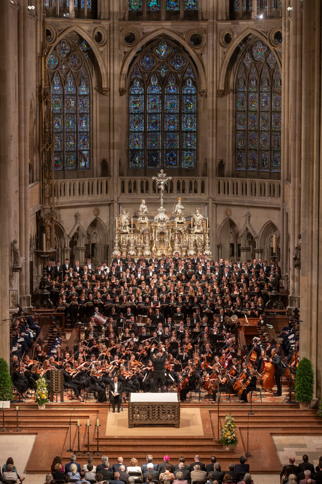 Chor und Orchester bei einem Konzert in einem Dom