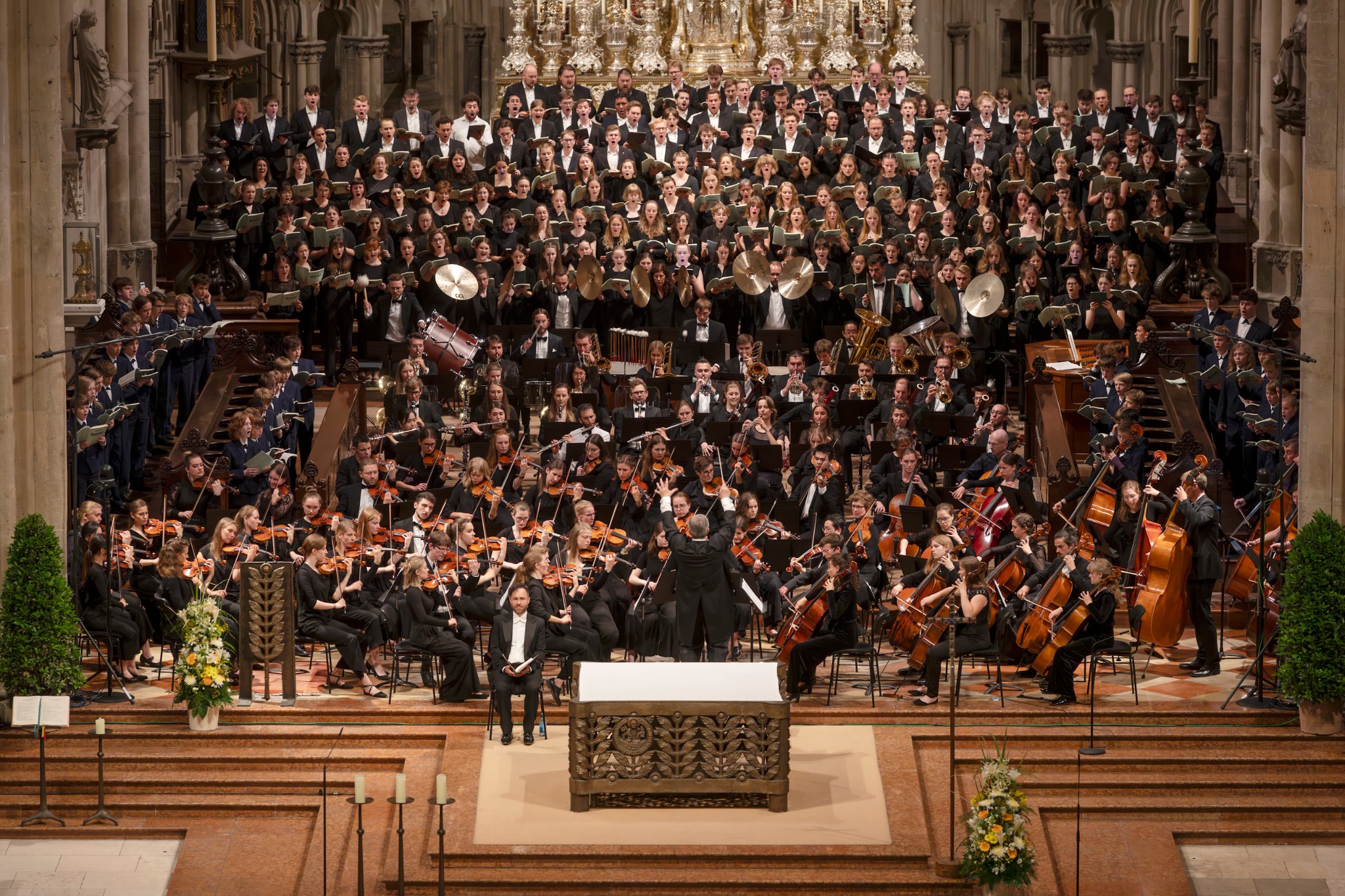 Chor und Orchester bei einem Konzert in einem großen Kirchenraum