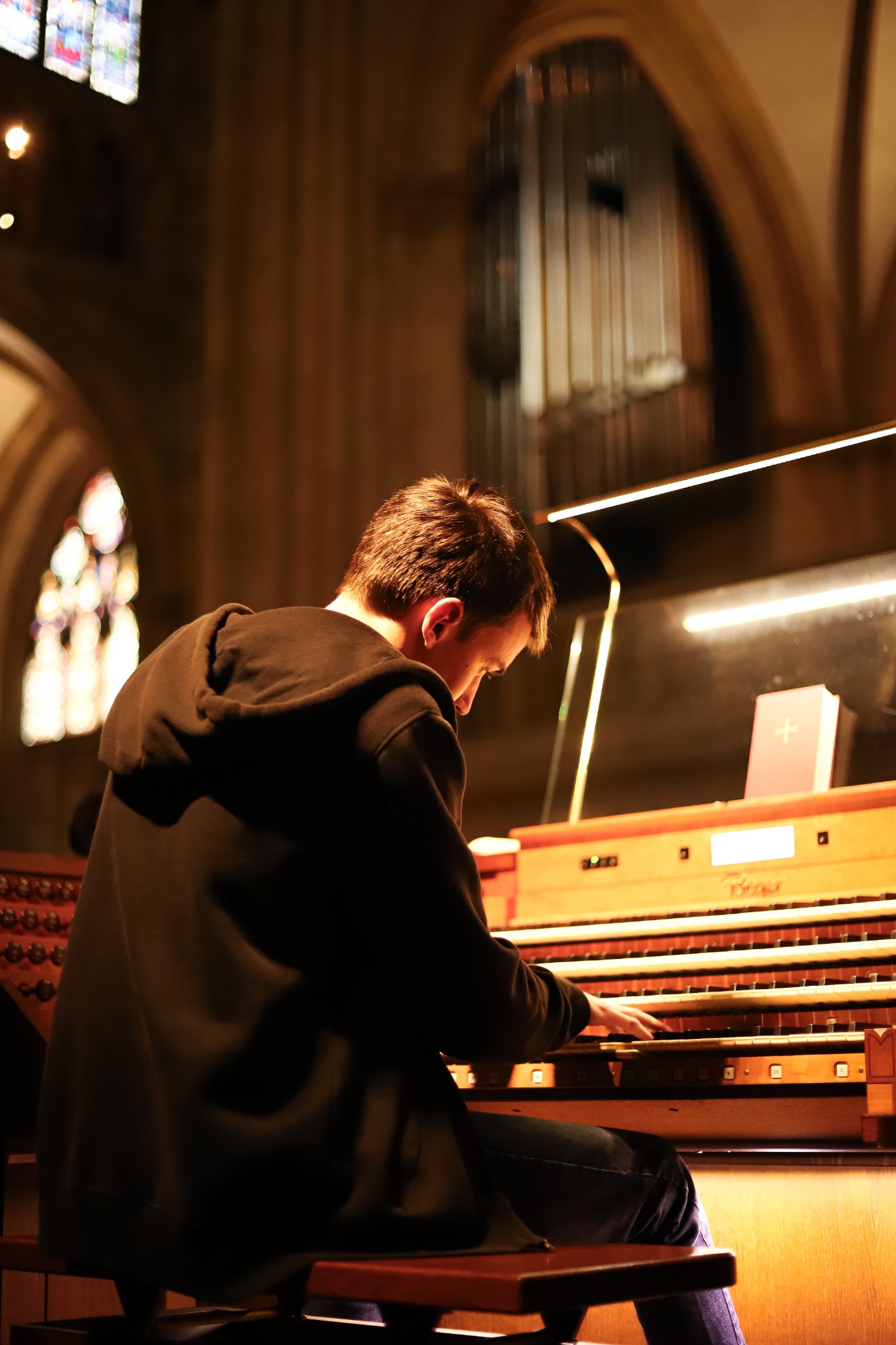 Felix Harren beim Orgelspiel vor einer großen Orgel