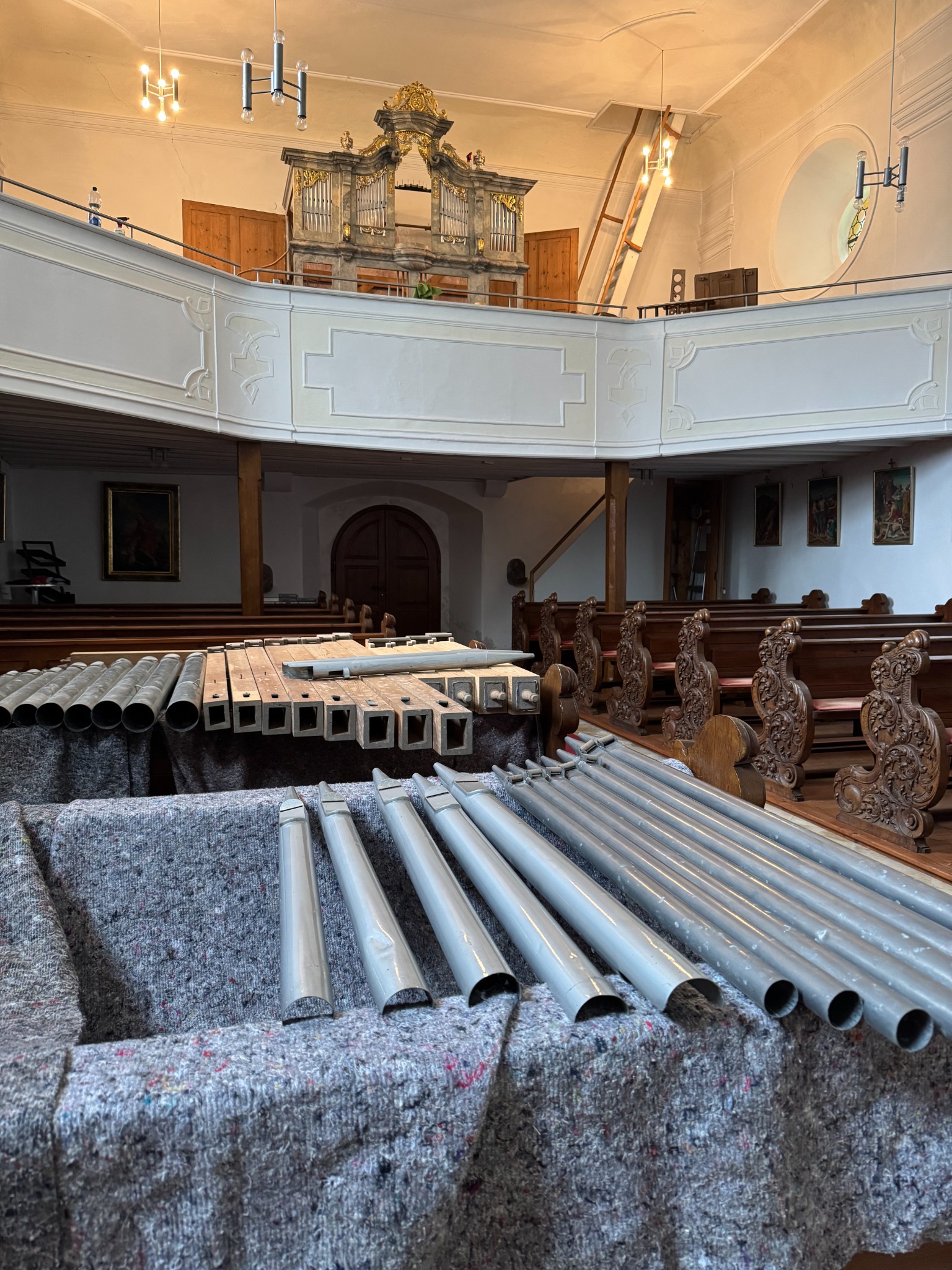 Ausgebaute Orgelpfeifen während einer Reinigung in einer Kirche