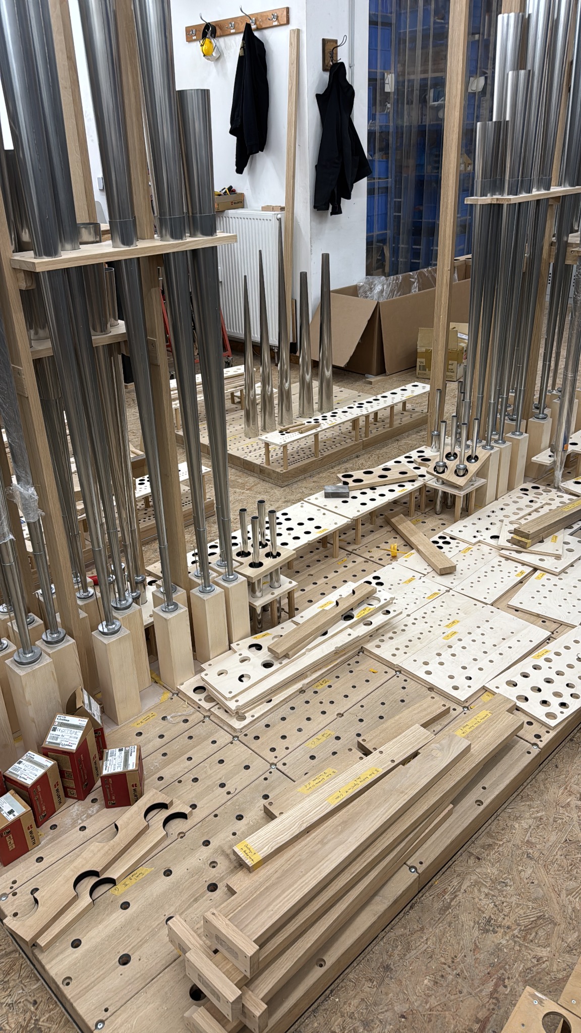 Aufstellung von Orgelpfeifen und Rasterbrettern in der Werkstatt