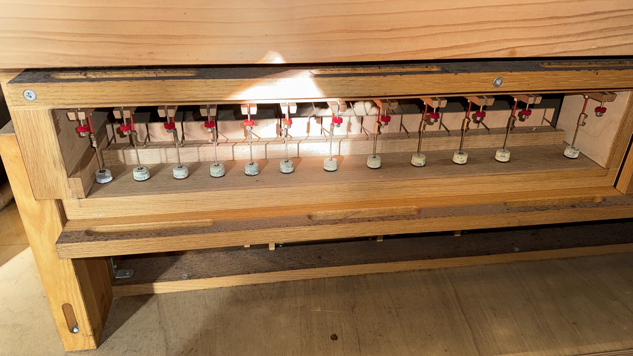 Ventile und Abzugsdrähte einer geöffneten Orgelmechanik